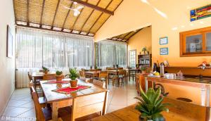 cocina y comedor con mesa y sillas en Pousada Maria Pitanga, en Arraial d'Ajuda