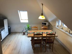 cocina y comedor con mesa y sillas en Liebetrau Apartment, en Gotha