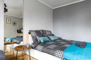 - une chambre avec un lit et une table dans l'établissement Apartament Centrum-Solidarnosci, à Varsovie