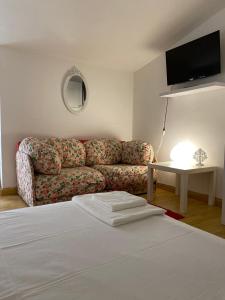 - un salon avec un canapé et un lit dans l'établissement Villa Capuano B&B, à Camigliatello Silano