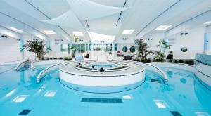 una piscina en un edificio con piscina en Bungalow, en Froidchapelle
