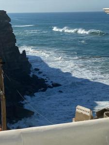 uma vista para o oceano a partir de um edifício na praia em Azenhas do Mar West Coast Design and Surf Villas em Sintra