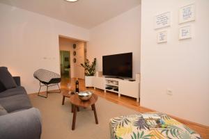 TV a/nebo společenská místnost v ubytování Lucky 13 apartment