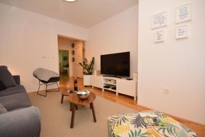 Televízia a/alebo spoločenská miestnosť v ubytovaní Lucky 13 apartment