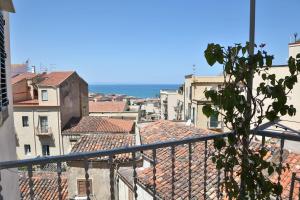 - une vue sur les toits des bâtiments et l'océan dans l'établissement Terrazza Greco, à Cefalù
