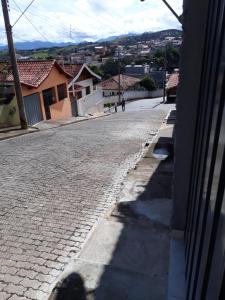 una strada di ciottoli in una città con case di Espaço Kayan a Cunha