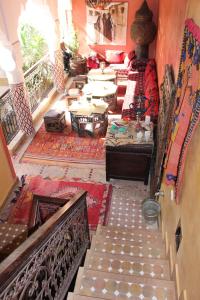 een woonkamer met een trap bij RIAD MAKENE MOUCHKILL in Marrakesh