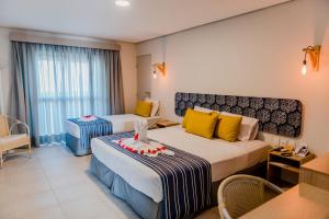Giường trong phòng chung tại Baía Branca Beach Resort