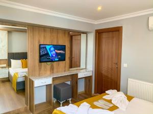 Cette chambre dispose d'un bureau et d'une télévision murale. dans l'établissement Sultanahmet Nu Hotel, à Istanbul