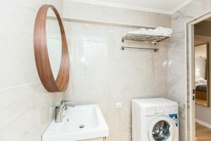 een badkamer met een wastafel en een wasmachine bij Avangard Aparts - Avangard in Atıraw