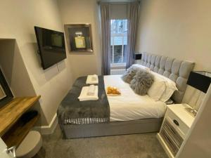 mały pokój z łóżkiem w pokoju w obiekcie Biskey Howe flat - FREE off-site Health Club access with Pool, Sauna, Steam Room & Gym w mieście Windermere