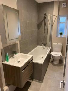 łazienka z umywalką, wanną i toaletą w obiekcie Biskey Howe flat - FREE off-site Health Club access with Pool, Sauna, Steam Room & Gym w mieście Windermere