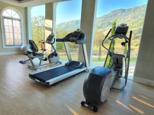 Fitness centrum a/nebo fitness zařízení v ubytování The Castell Condo by Nutthiwan room 912 and 921