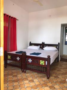Postel nebo postele na pokoji v ubytování Lemon Dew Beach House, Alleppey Beach