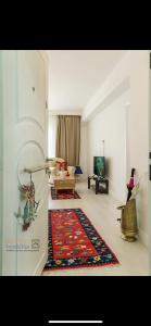 una sala de estar con sofá y una habitación con alfombra en Luxourious Cosy Place, en Bucarest