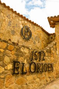 萊瓦鎮的住宿－Hotel 1572 El Origen，石头建筑的侧面有钟