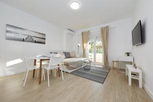 Televízia a/alebo spoločenská miestnosť v ubytovaní Idassa bridge apartments