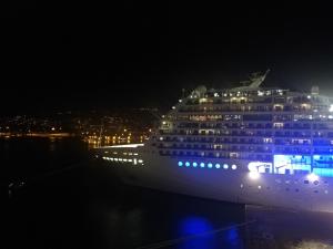 statek wycieczkowy jest oświetlony w nocy w obiekcie Lilla B&B w mieście Molfetta