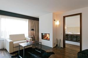 TV a/nebo společenská místnost v ubytování Le Mirabeau Resort & Spa