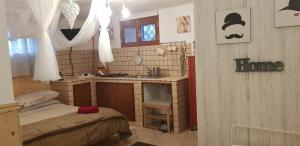 A bed or beds in a room at Tabor 1 garden & parking
