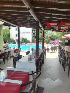 オルデニズにあるBalkaya Hotelのパティオ(テーブル、椅子付)、スイミングプールが備わります。