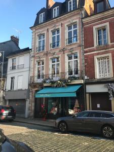 un coche aparcado frente a un edificio en charmant studio Pont-Audemer en Pont-Audemer