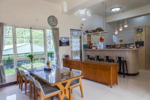 Η κουζίνα ή μικρή κουζίνα στο Fully B&B