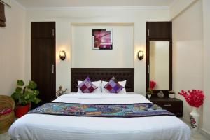 
A bed or beds in a room at Shanti Villas - Luxury Home Stay Apartment
