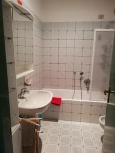 La salle de bains est pourvue d'un lavabo et d'une baignoire. dans l'établissement Olona Place, à Milan