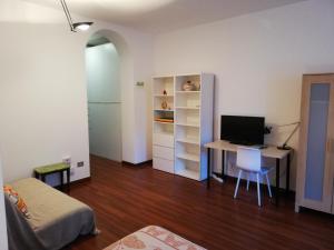 Cette chambre comprend un bureau avec un ordinateur et un lit. dans l'établissement Olona Place, à Milan