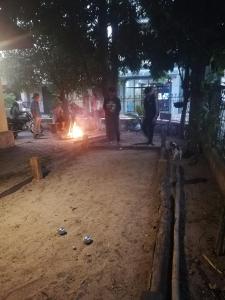 ognisko na środku ulicy w nocy w obiekcie Bike&Bed w mieście Thakhek