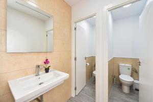 a bathroom with a sink and a toilet at Finca Solis family cottage PM in Vega de San Mateo