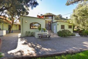 ein Haus mit einer Bank in der Mitte einer Terrasse in der Unterkunft Finca Solis family cottage PM in Vega de San Mateo