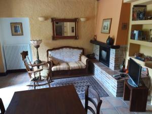 聖彼得羅泰爾梅堡的住宿－Il Baiocchino，带沙发和壁炉的客厅