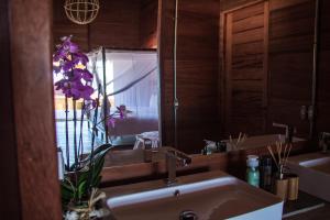 a bathroom with a sink and a mirror at Kabana Hotel in Prea