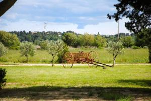 un banco rojo sentado en un campo de hierba en Le Mas de Lucas, en Arles