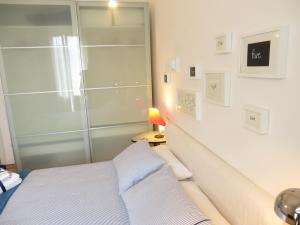Schlafzimmer mit einem Bett und einer Glaswand in der Unterkunft Dimora senza tempo in Florenz
