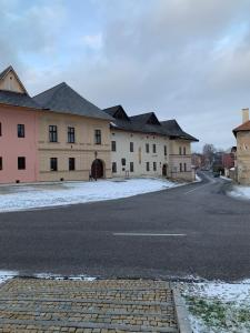Budova, kde se aparthotel nachází