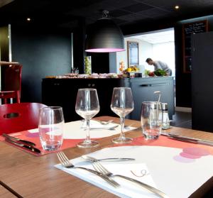 
A restaurant or other place to eat at Campanile Lille Sud - CHR
