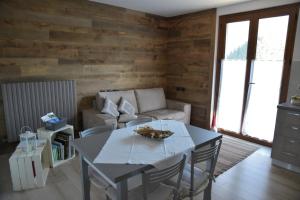 een woonkamer met een tafel en een bank bij B&B Carmen in San Giovanni Bianco +17 foto's