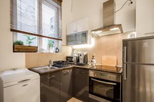 Kuchyňa alebo kuchynka v ubytovaní Park View Apartment with Sauna, A/C