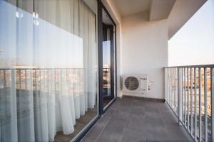 balcón con ventana y aire acondicionado en Bright & Elegant Central Apartment, en Oradea