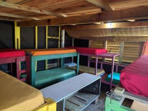 un grupo de mesas y sillas en una sala de trenes en Hostel Francisca, en La Pedrera