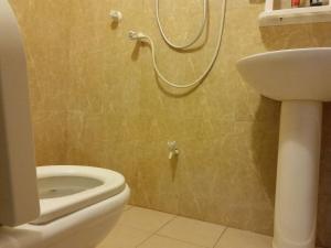 Koupelna v ubytování Ras Rana Lodge + 37 fotografií