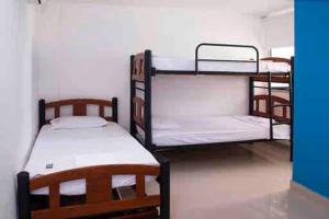 Zimmer mit 2 Etagenbetten in einem Zimmer in der Unterkunft IV 2 bedroom apartment in Cartagena de Indias + 13 Fotos