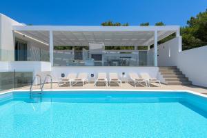 Bazén v ubytovaní Villa Dione in Pefkos, Lindos area alebo v jeho blízkosti