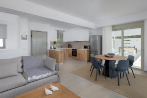 Kuchyňa alebo kuchynka v ubytovaní Villa Dione in Pefkos, Lindos area