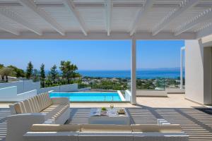 Bazén v ubytovaní Villa Dione in Pefkos, Lindos area alebo v jeho blízkosti