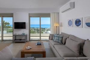 Televízia a/alebo spoločenská miestnosť v ubytovaní Villa Dione in Pefkos, Lindos area