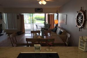 Posezení v ubytování LICENSED MGR - 2/2 VILLA - OCEANFRONT BEACH RESORT - SALTWATER LAGOON & MARINA! + 33 fotografií